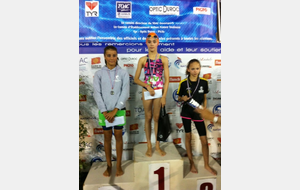 Violette BOUSQUET sur la plus haute marche du podium au 50m Dos: Bravo Miss!